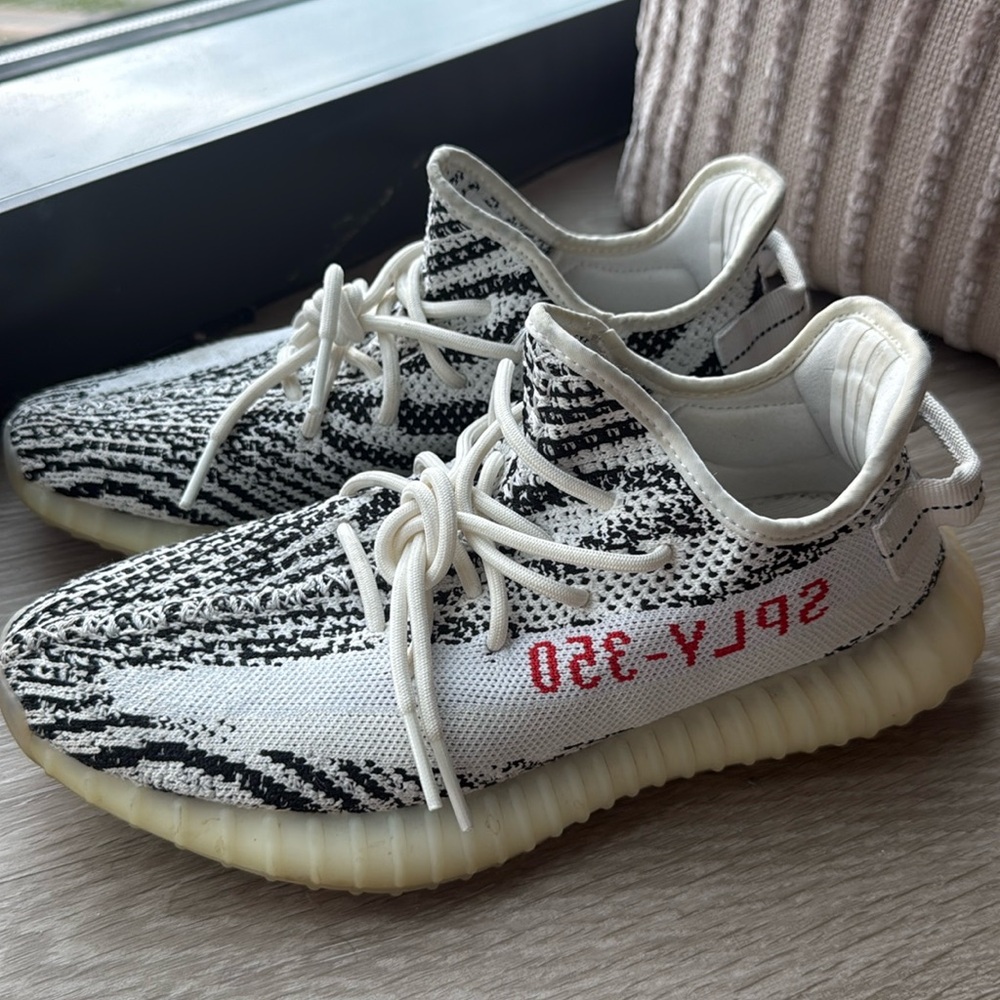 adidas Yeezy Boost 350 V2
Zebra